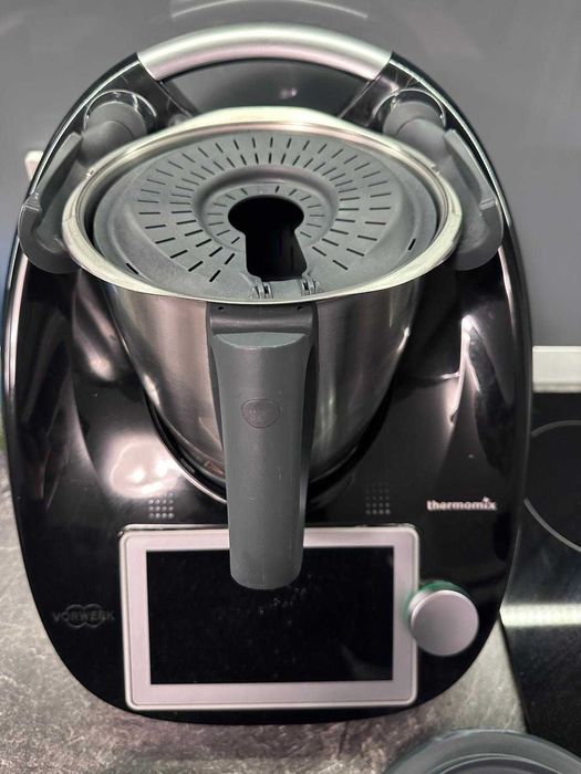 Thermomix TM6 Black Edition- inclus 2 boluri si 3 retetare