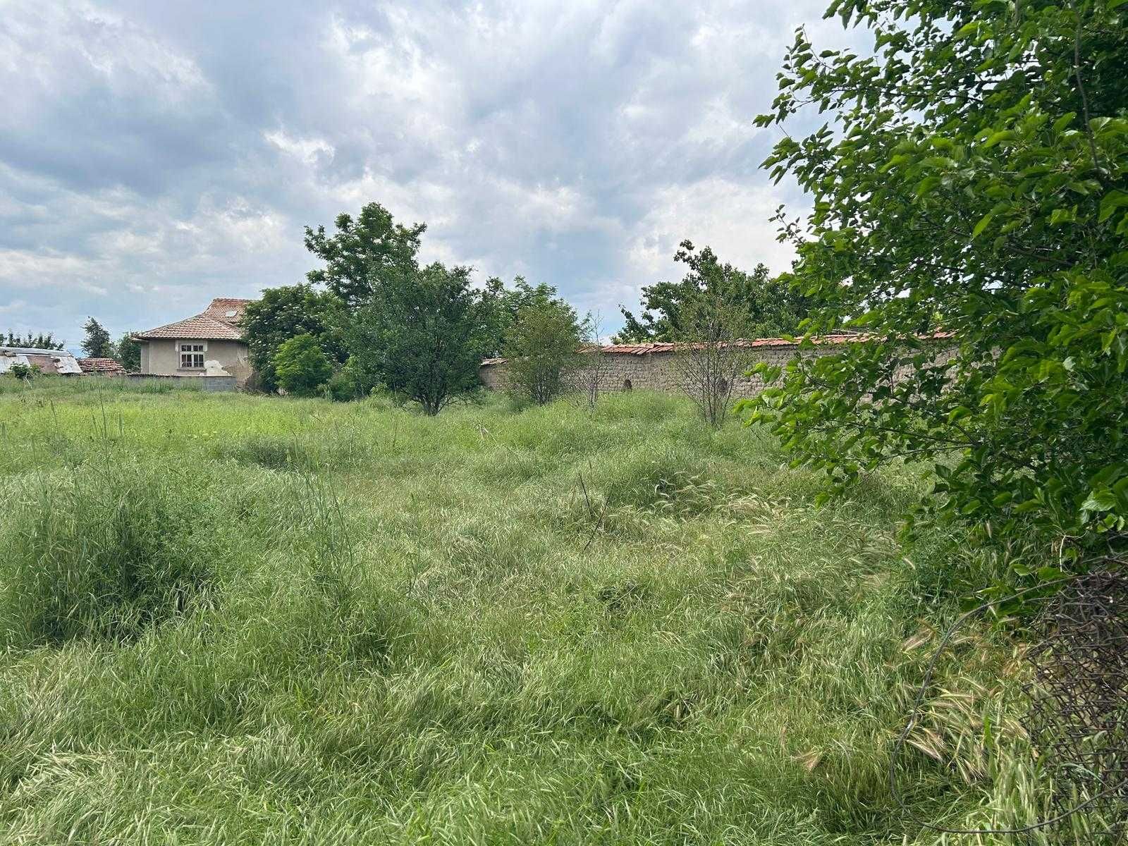 Продава се къща с голям двор