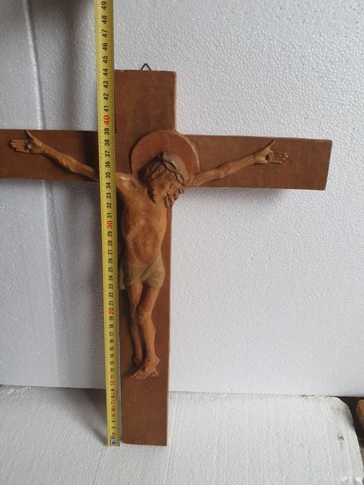 Crucifix din lemn masiv sculptat manual