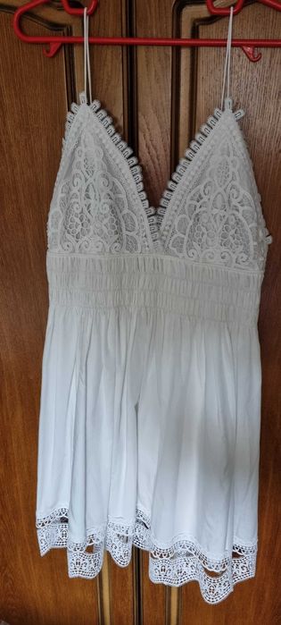 Vând rochie albă, Zara, din bumbac, nepurtată.