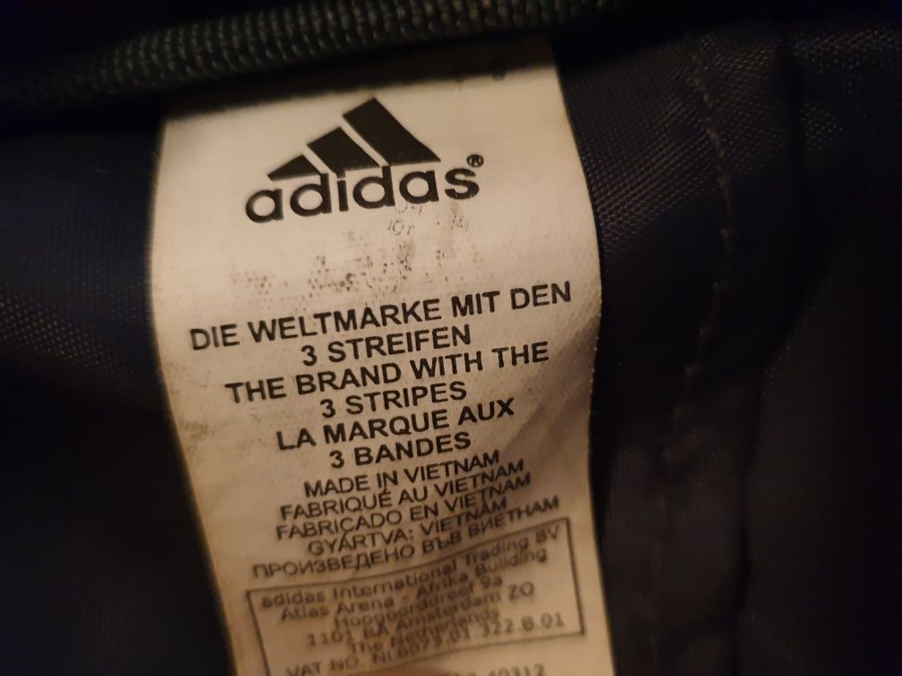 Vând sau schimb Borsetă Adidas Originală, În Stare Impecabilă