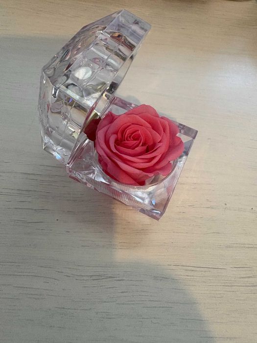 Вечна роза в кристална кутия