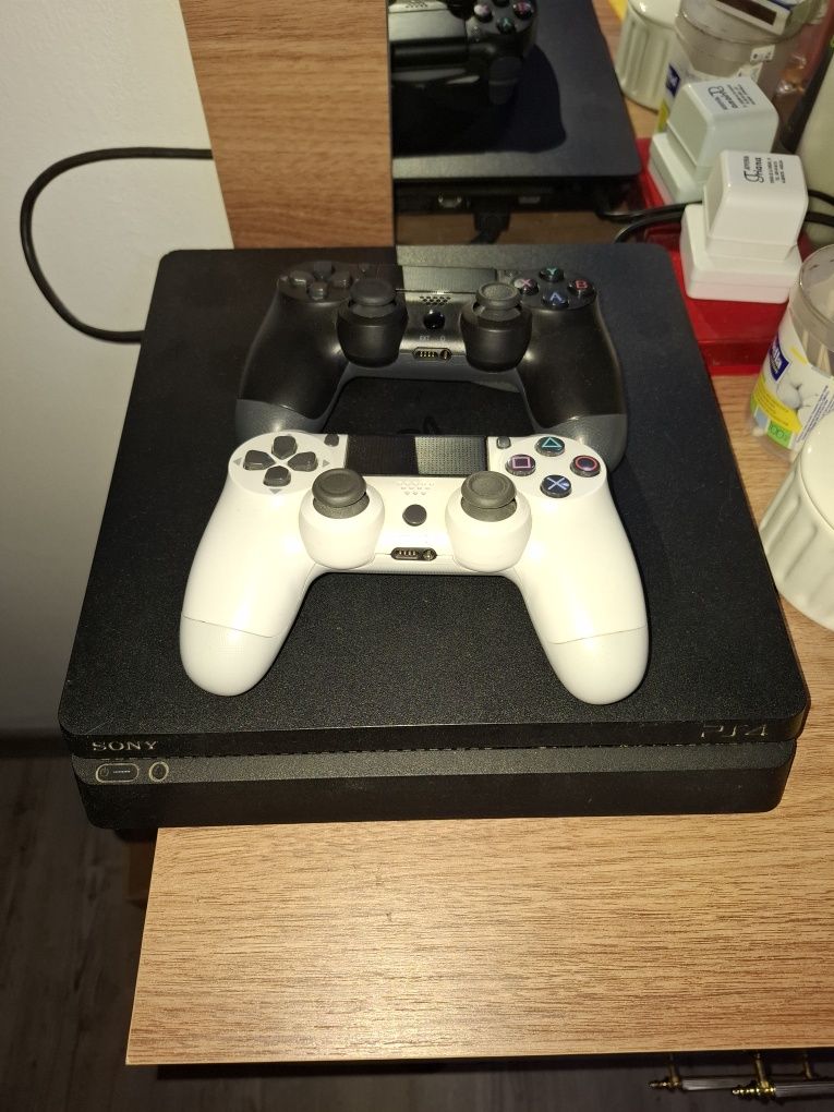 VÂND Ps 4 slim 1TB