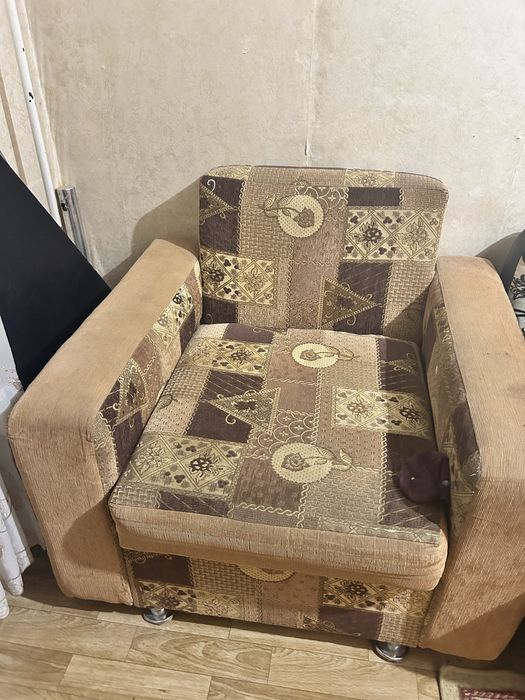 Диваны , самовывоз за 1кг бананов и плитку шоколада