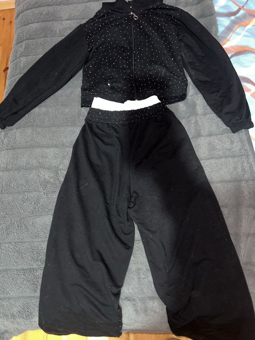 Продавам дънки с камъни и комплект с камъни