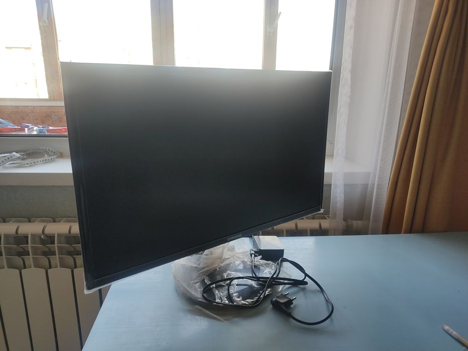 Продам Монитор 23.5 Samsung S24F350FHI черный; 60 герц; 16:9