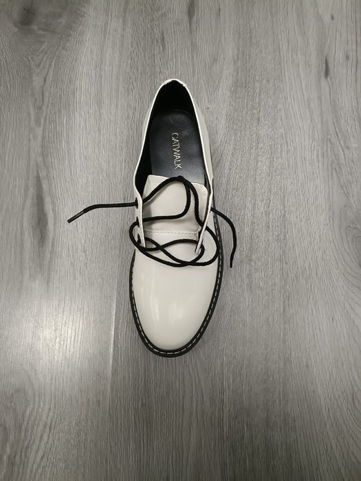 Vând pantofi casual