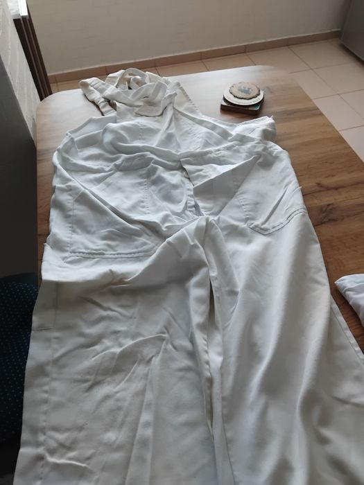 Бели работни дрехи