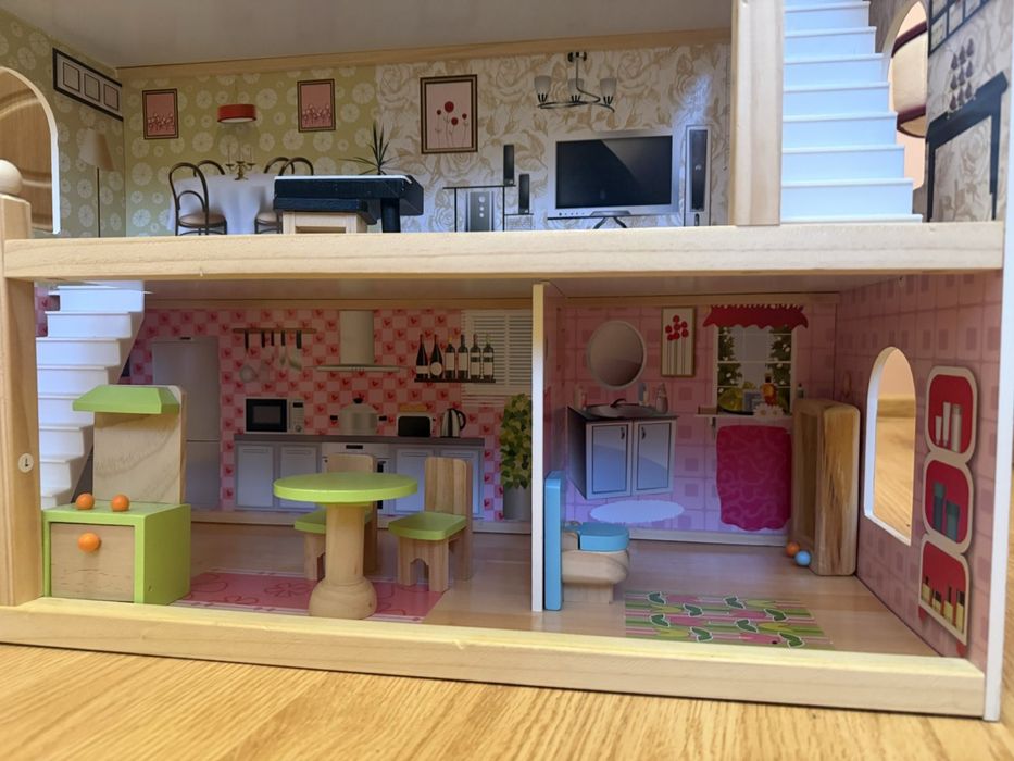 Дървена къща за кукли