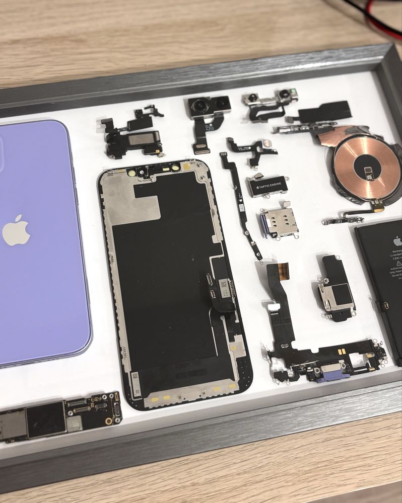 Уникатна картина от части на iPhone 12 – ръчна изработка, лилав цвят
