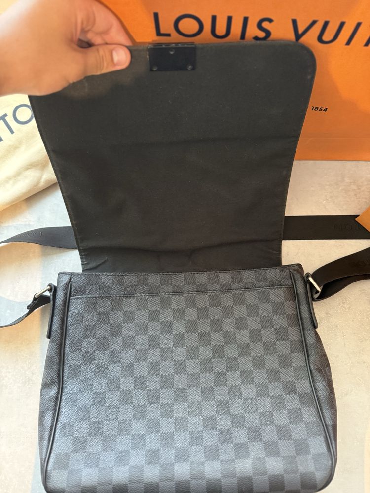 Louis Vuitton district MM Shoulder bag , мъжка чанта, ТОП!