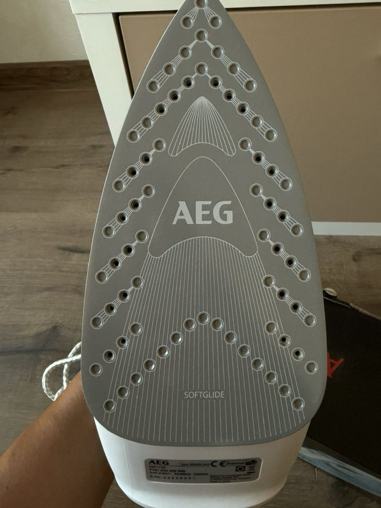 Електрическа Ютия AEG