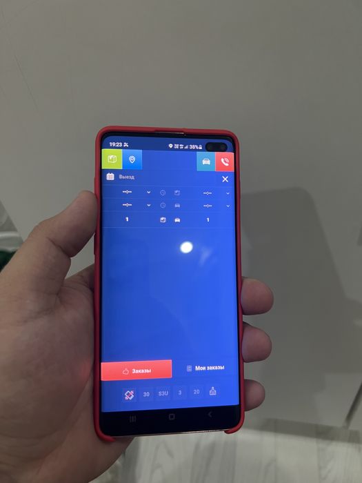 Асем Айнала с телефонм samsung s10+