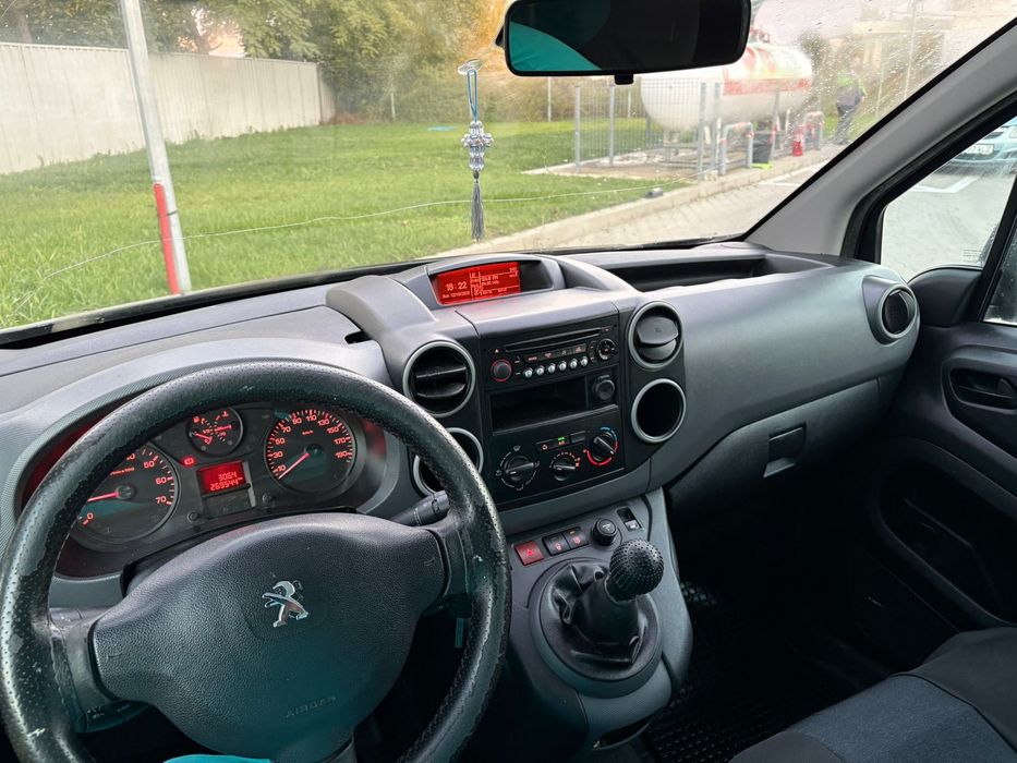 Vand Peugeot Partener an 2012 motor 1.6 diesel