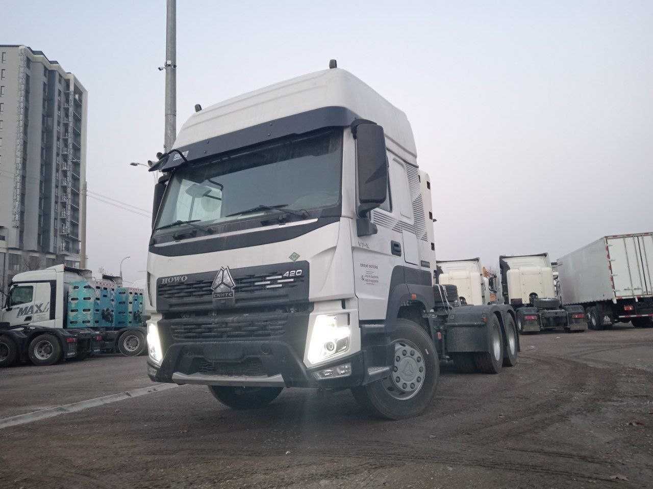 В наличии Тягач Howo-V7X 6x4 CNG газовый на метане /на пневмаподушках/