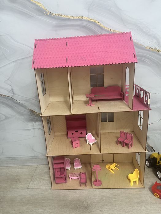 Продам кукольный домик.