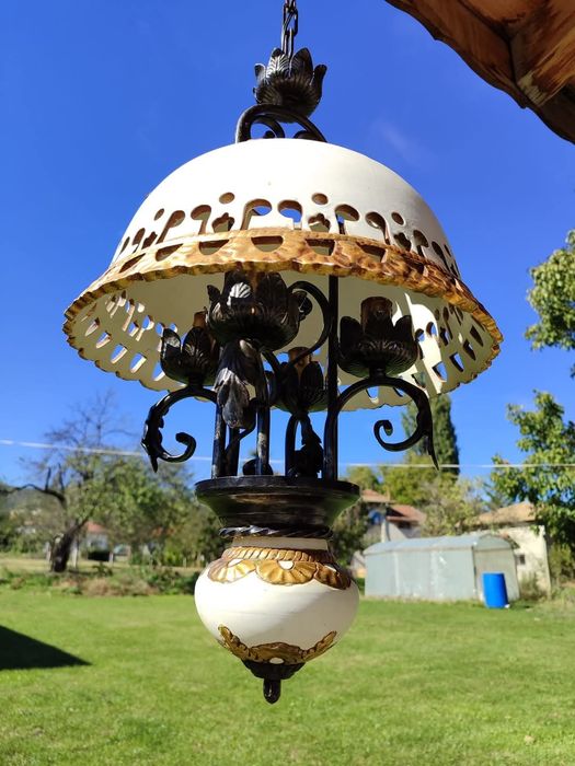 Красив старинен керамичен полилей съчетание с ковано желязо