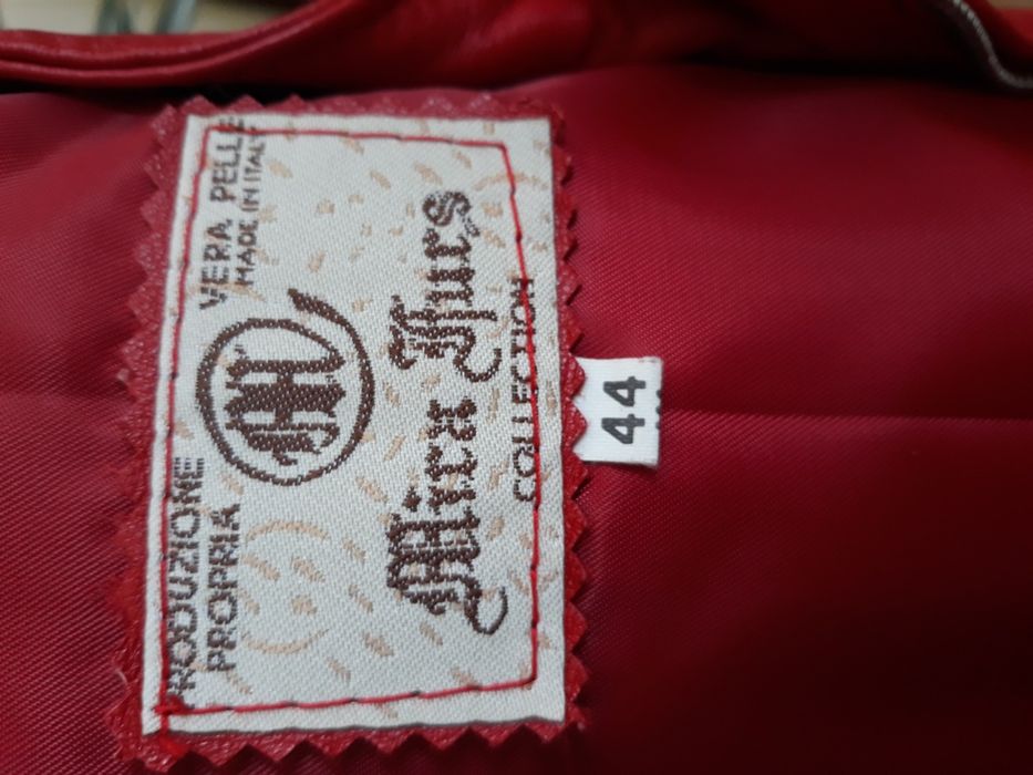 Vand o frumoasă geaca de piele