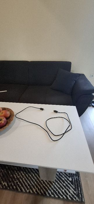 Конзолата Xbox се предлага с контролер и всички кабели.