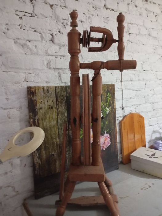Старинная прялка -станок