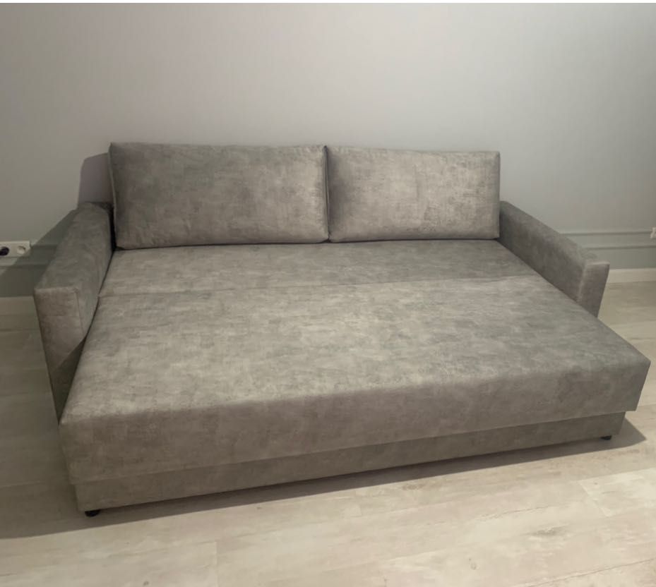Новый диван-кровать, пружинный,  отличного качества. Основание ф.берез