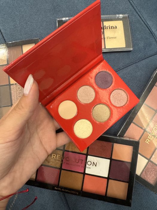 Козметика сет лот палитри Revolution  douglas alexandrina beauty