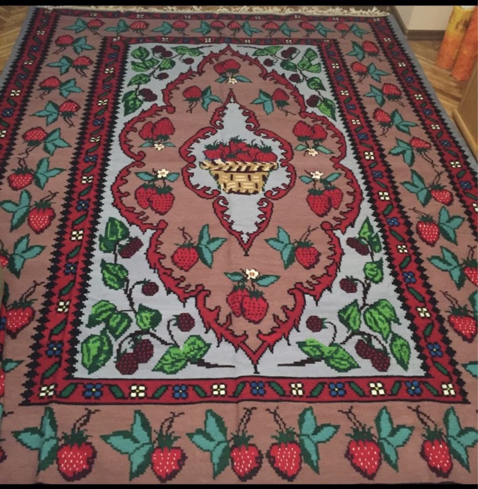 Чипровски килим ,,Ягодите’’