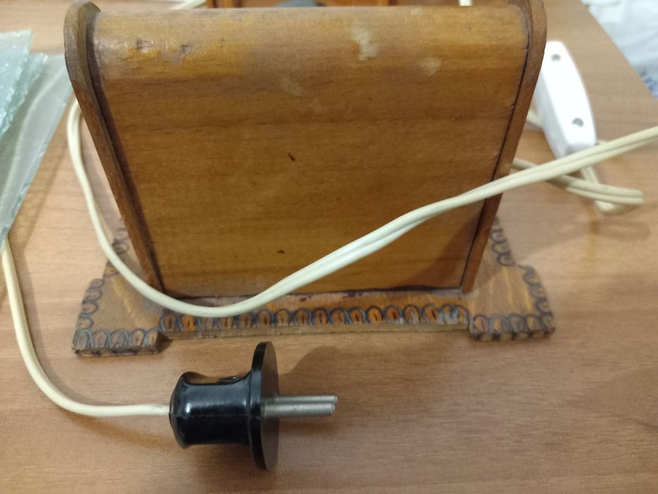 Стара дървена лампа