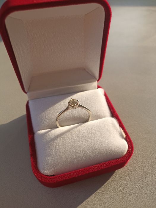 Кольцо с бриллиантом