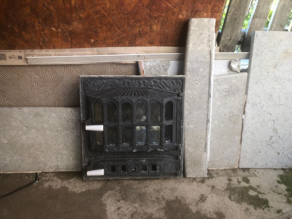 Usa semineu cu placa de marmură si samota pentru interior