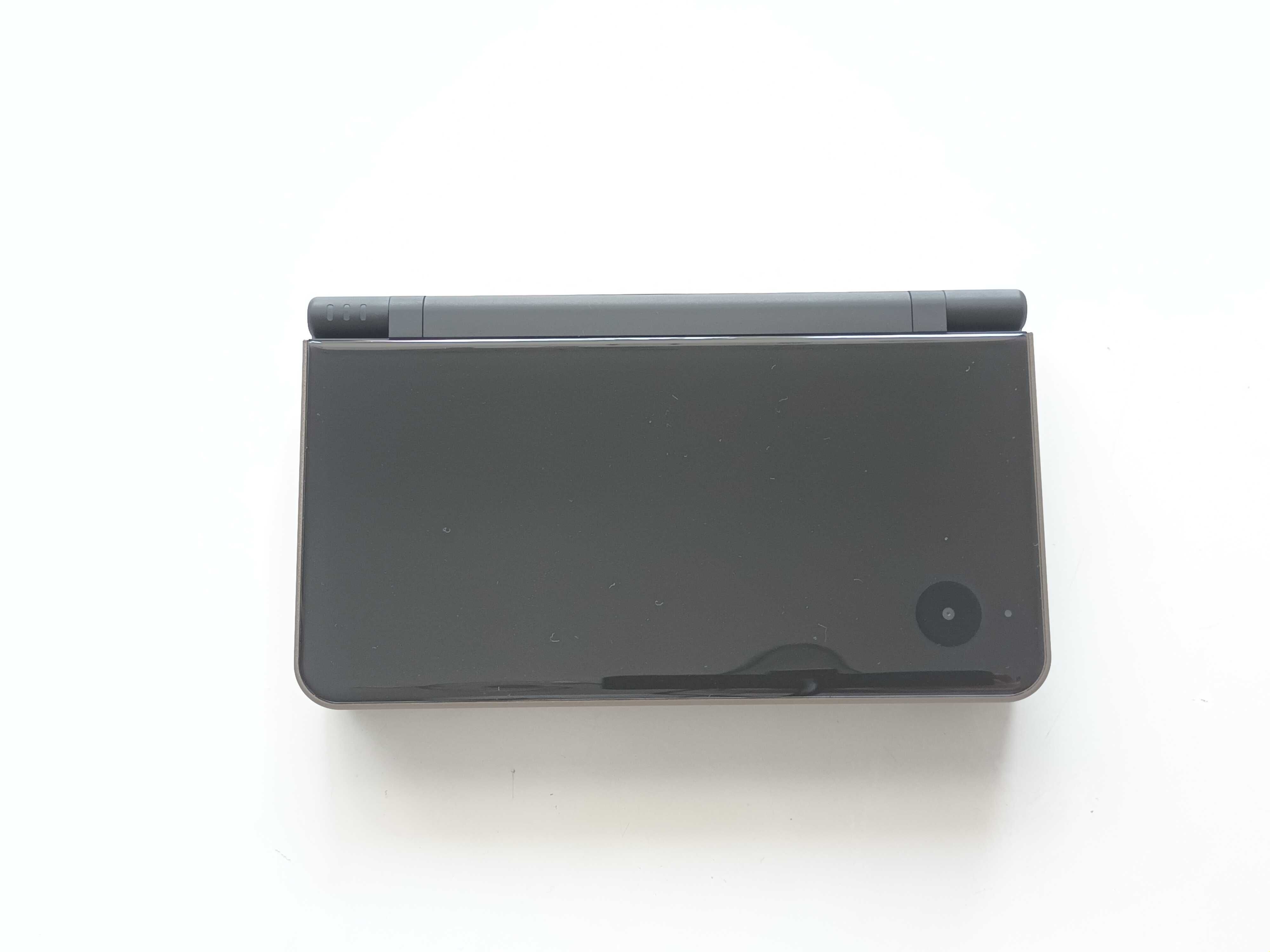 Продавам Nintendo DSi XL с качени много игри
