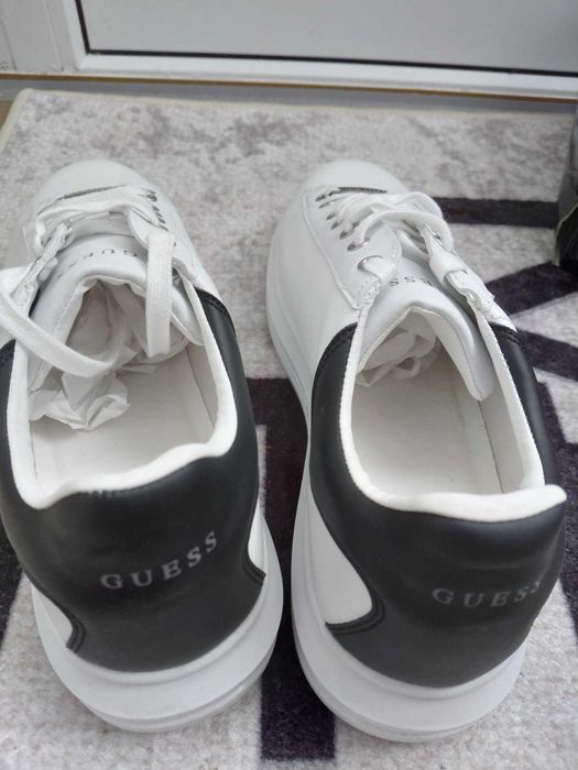 Vand Adidasi Guess Noi, Nepurtati.
