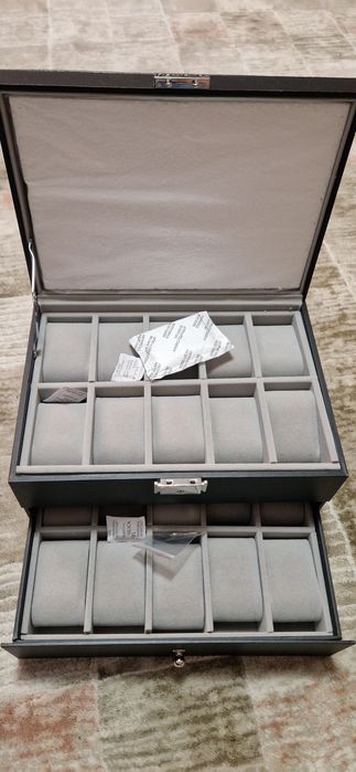 Vand cutie pentru 20 de ceasuri.