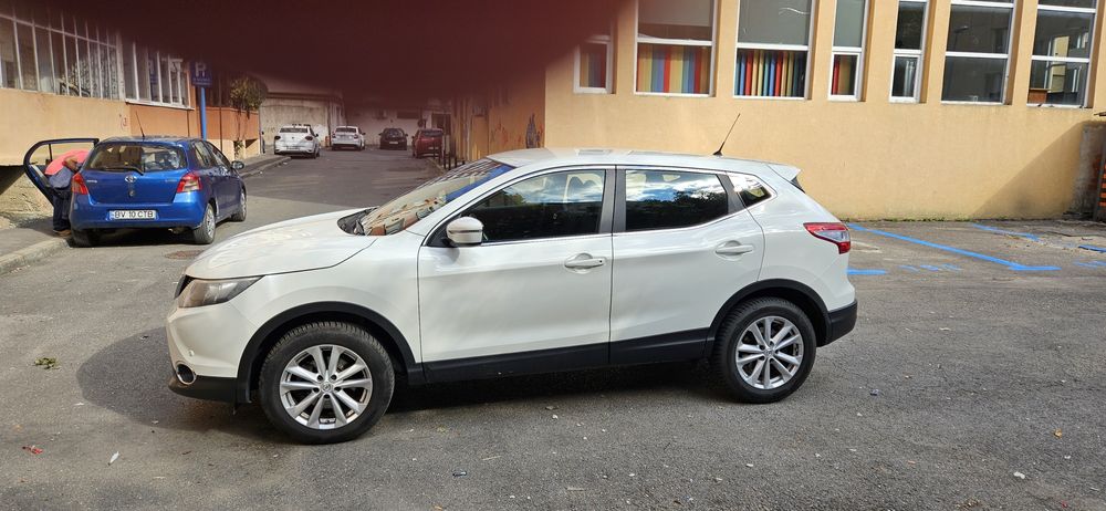 Auto Nissan Qashqai 2