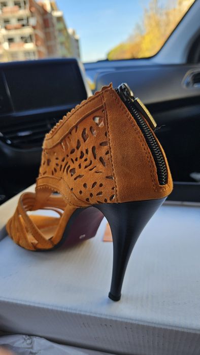 Ярки отворени дамски обувки