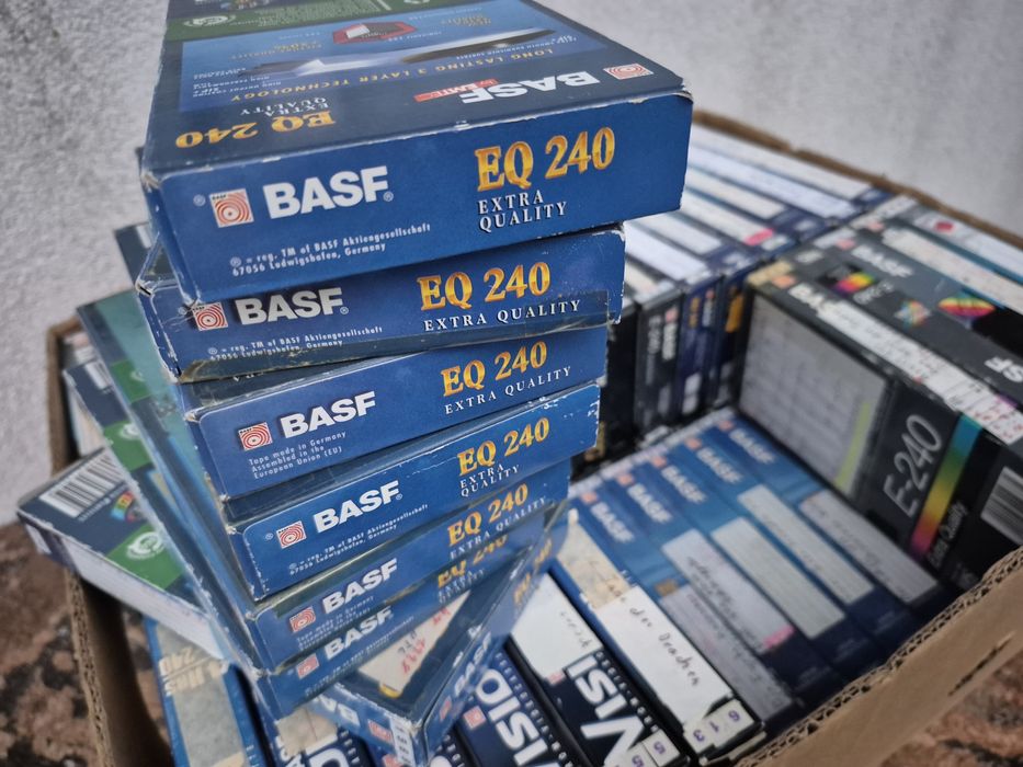 Vând 50 casete video VHS originale Basf de 240 minute cu  filme 


Vân