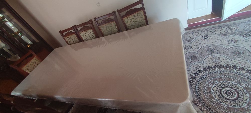 Срочно продаю стол стулья 12 персон идеальный состояние