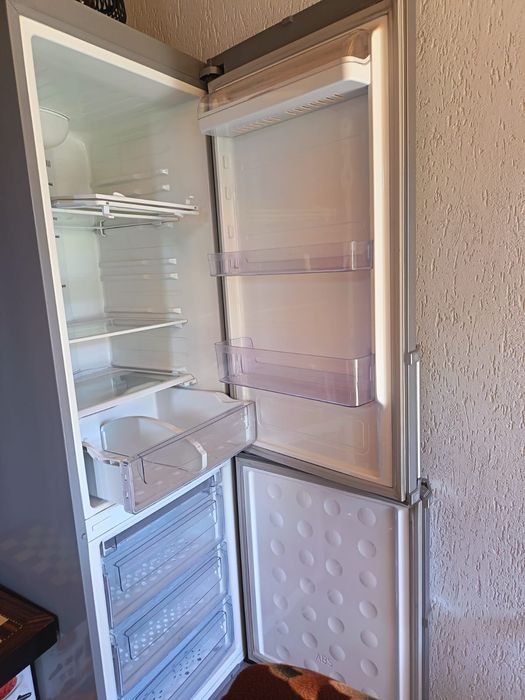 Vând frigider cu congelator Samsung