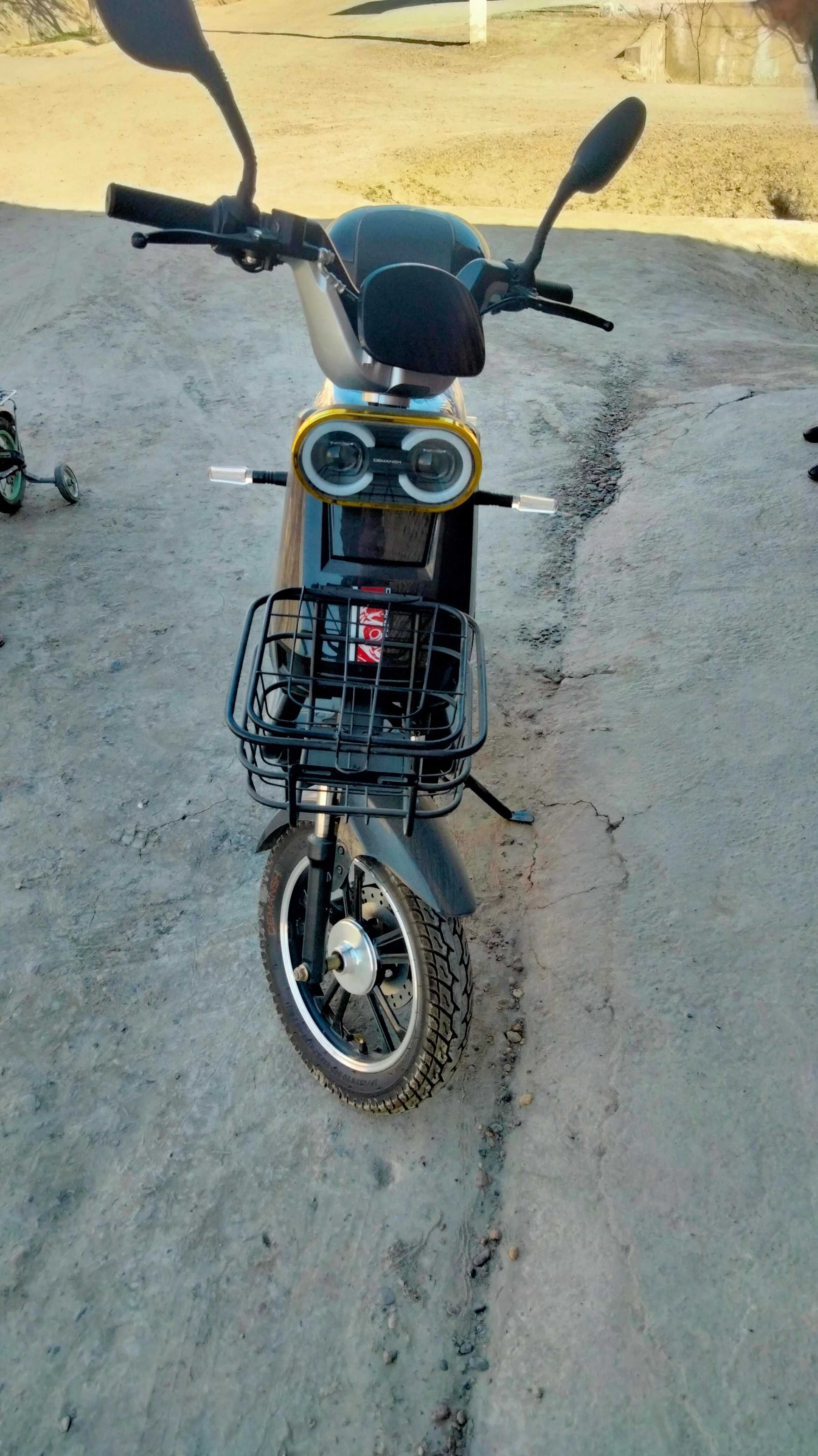 Skuter sotiladi.