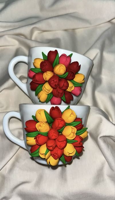 Cescute decorate cu lalele lucrate manual din lut polimeric