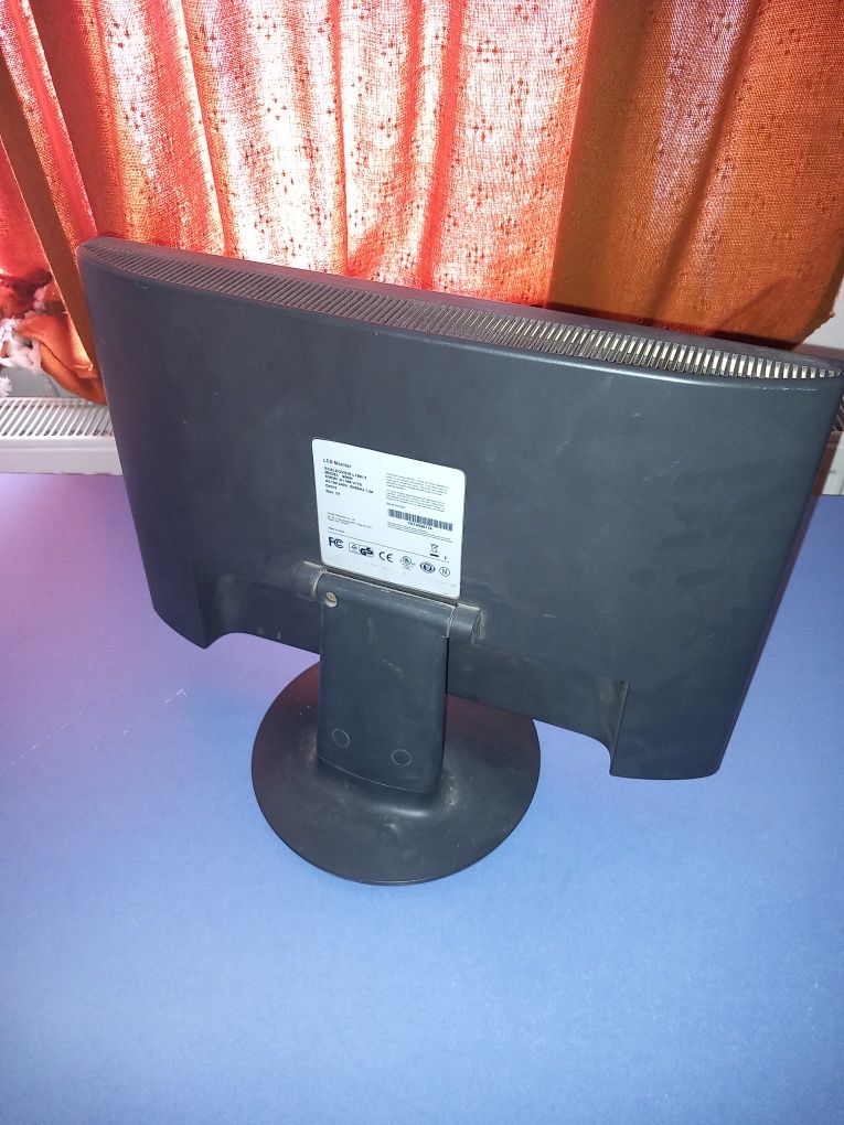 Vând monitor Fujitsu Siemens LCD 60Hz