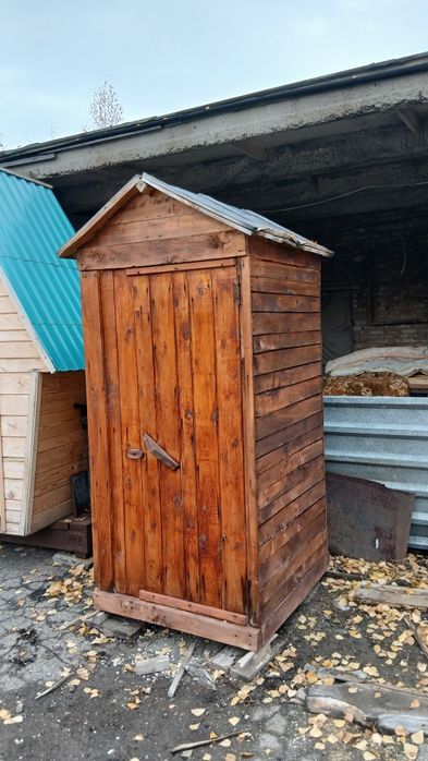 Деревянный туалет в Глубоком.