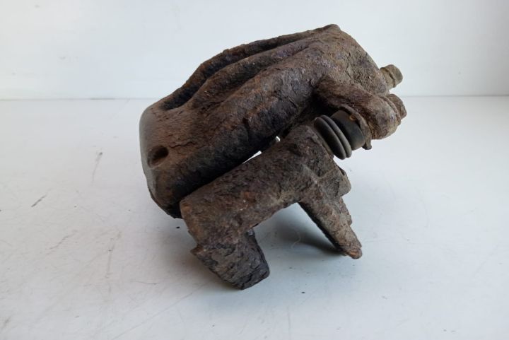 Etrier frana dreapta fata cu suport etrier Toyota Avensis a 2-a gener