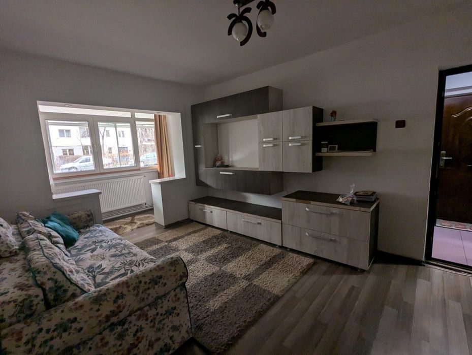 Închiriez apartament cu două camere parter în regim hotelier