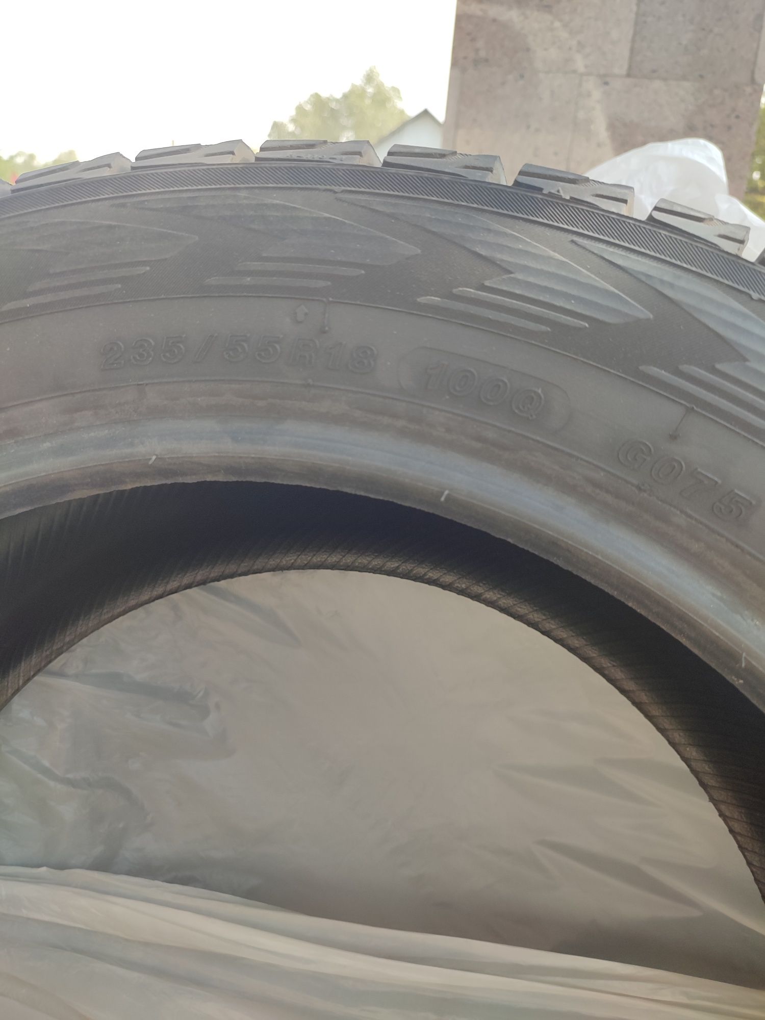 Продам зимнюю резину YOKOHAMA бу в отличном состоянии р-р 235/55/R18
