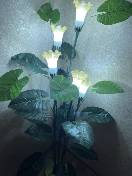 Светильник цветок высокий