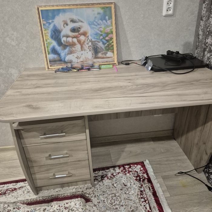 Стол письменный с тремя выдвижными ящиками в отличном состоянии