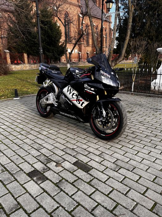Vand honda cbr 600rr personalizat 32 000 km in stare impecabila