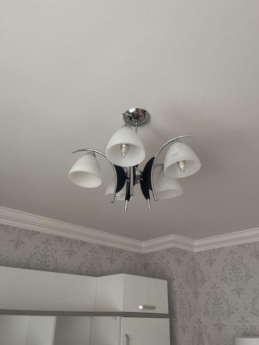 Люстра с матовыми стеклянными плафонами и с черными элементами