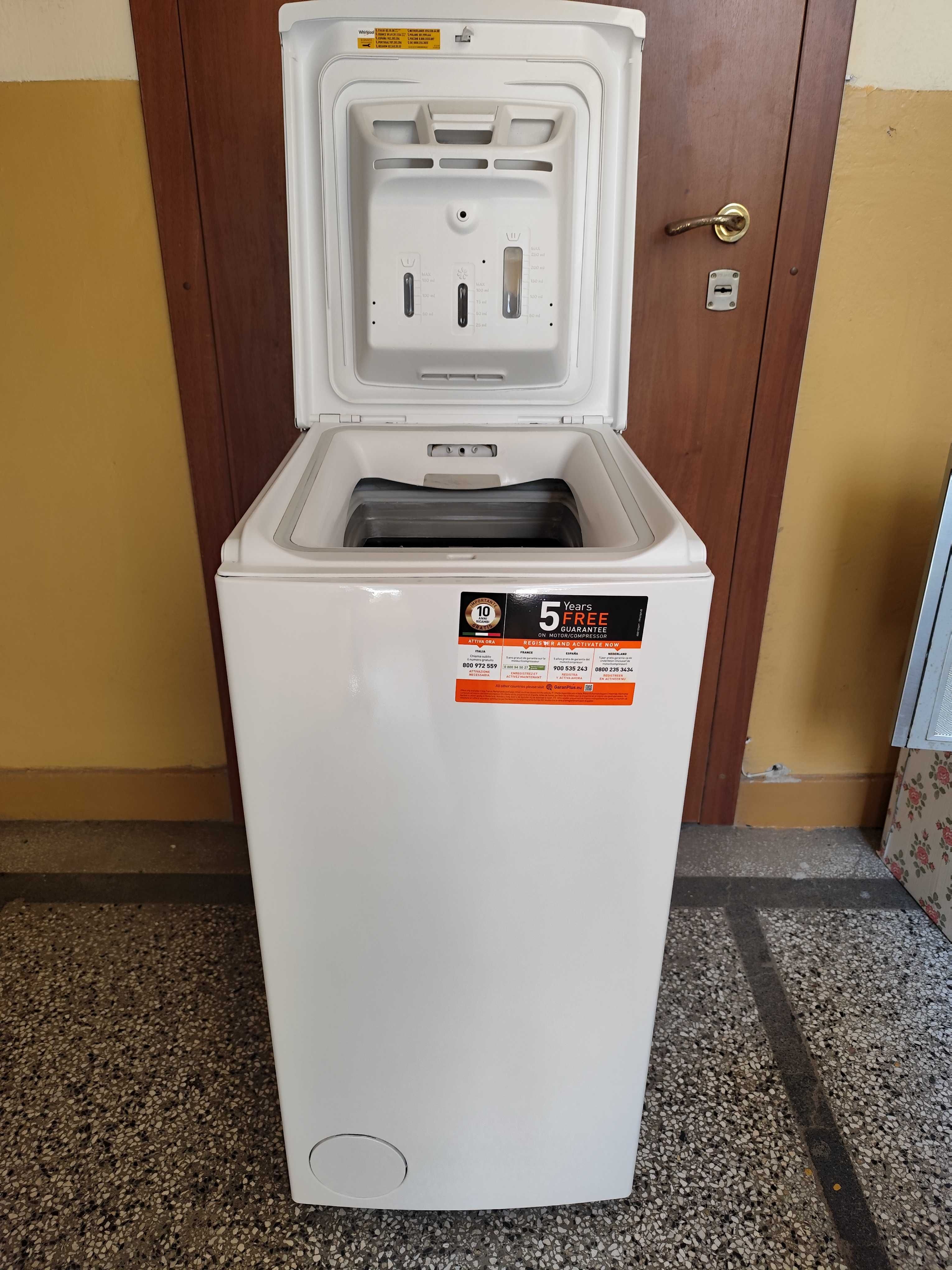 Пералня с горно зареждане Whirlpool.